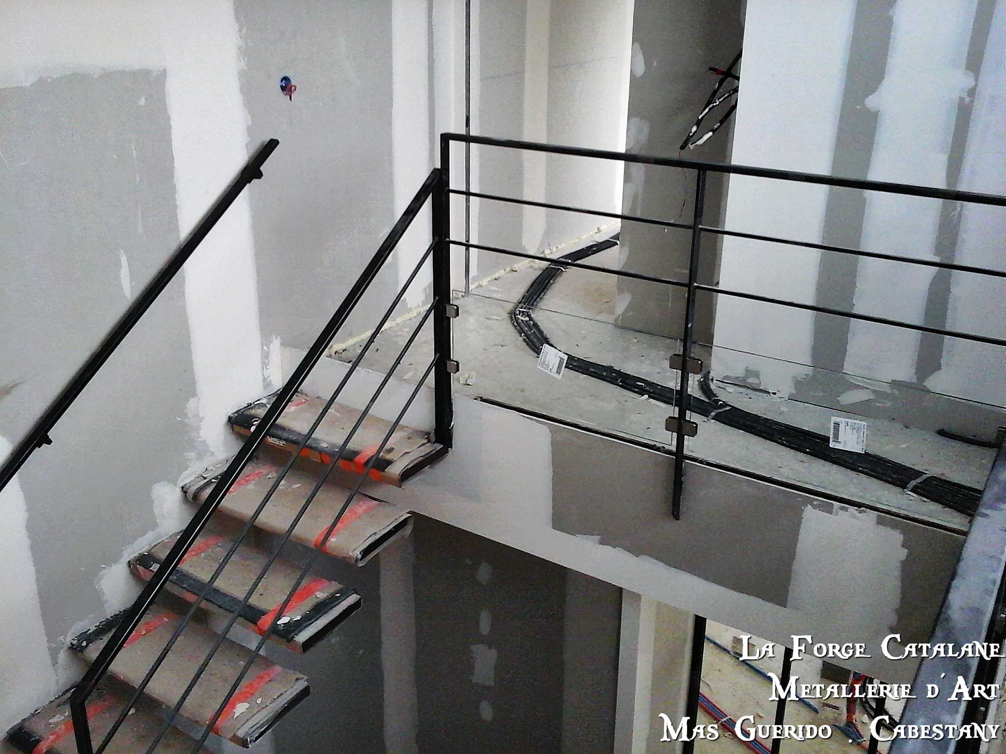 garde corps soubassement vitre et rampant 4 lisses forge catalane 2.jpg